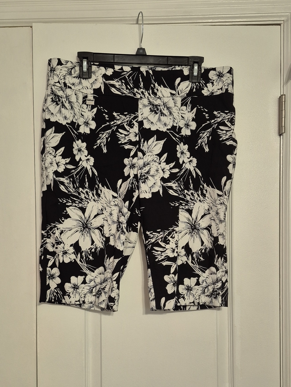 PHILOSOPHY Black & White Floral Women’s Bermuda Stretch Shorts